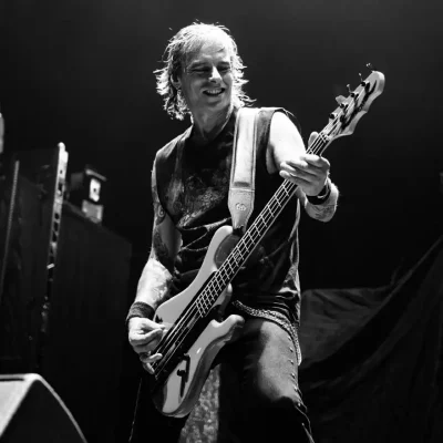 Bass: Alex Jansen